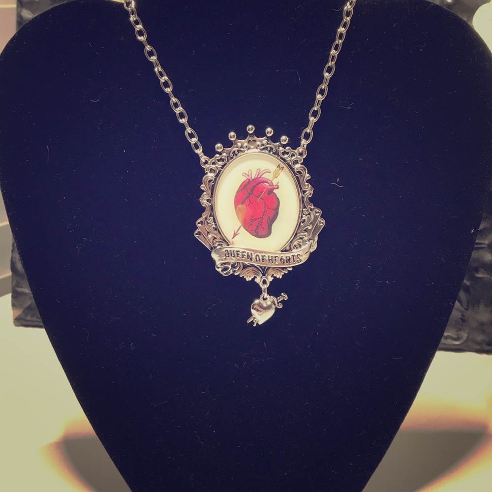 Silver “QUEEN OF HEARTS” Necklace ❤️